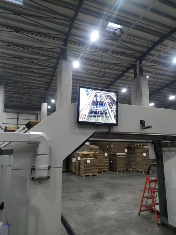 L'alimentatore posteriore 3 piega 5 piega il controllo dello SpA della macchina 150m/Min del laminatore della scanalatura