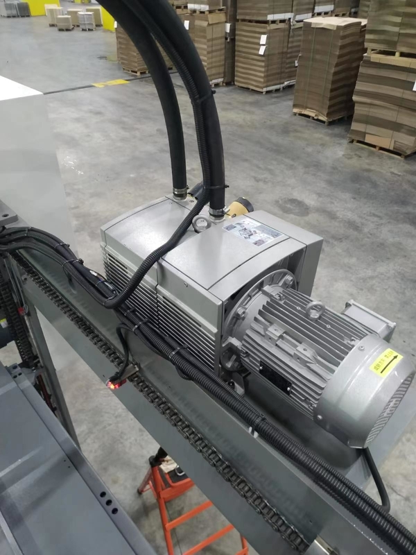 L'alimentatore posteriore 3 piega 5 piega il controllo dello SpA della macchina 150m/Min del laminatore della scanalatura