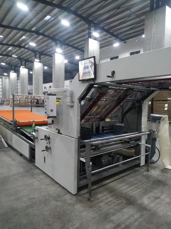 L'alimentatore posteriore 3 piega 5 piega il controllo dello SpA della macchina 150m/Min del laminatore della scanalatura