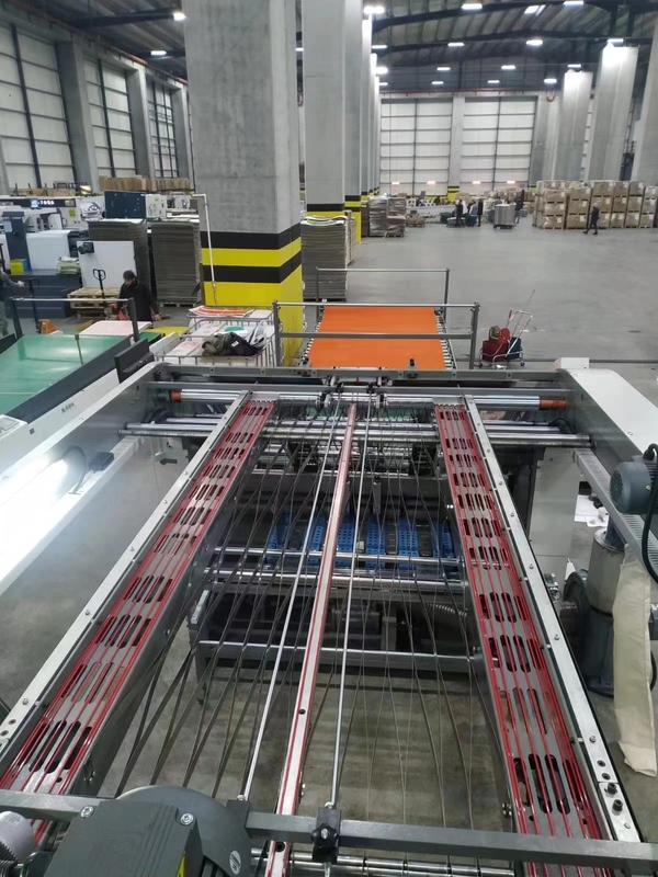 L'alimentatore posteriore 3 piega 5 piega il controllo dello SpA della macchina 150m/Min del laminatore della scanalatura